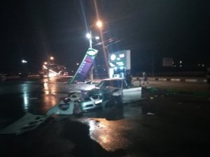 В Симферополе водитель иномарки врезался в автозаправку, перед машины отлетел