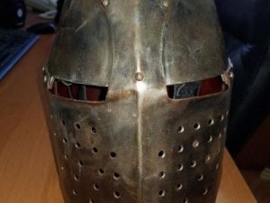 Музейного похитителя рыцарского шлема установила полиция Феодосии