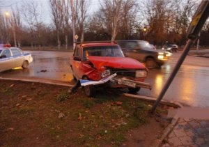 Аварийная хроника: на дорогах Крыма пострадал ребенок, под грузовиком оказался мопед, повреждена полицейская машина