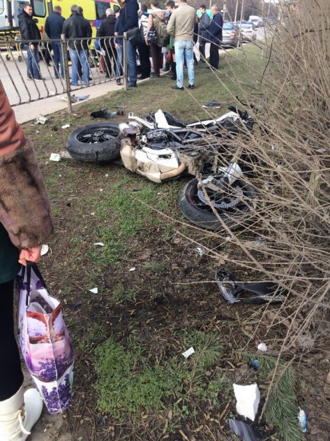 Мотоциклист на огромной скорости врезался в иномарку в центре Симферополя