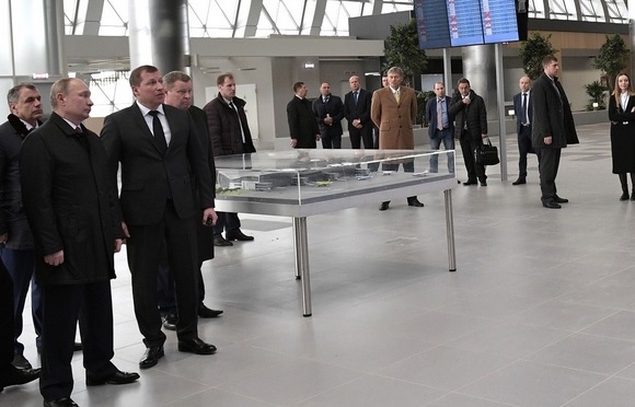 Президент России посетил новый терминал аэропорта в Симферополе