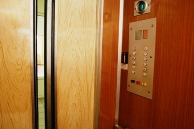 После гибели женщины и ребенка в Симферополе обещают проверить исправность лифтов