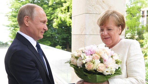 Bild счел оскорбительным букет цветов, подаренный Меркель Путиным