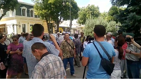 Активист устроил акт самосожжения в Симферополе перед зданием администрации