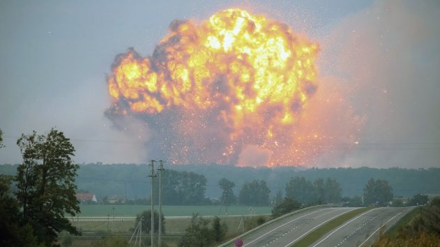 Из-за взрыва склада боеприпасов на Украине эвакуировали 10 тыс. человек