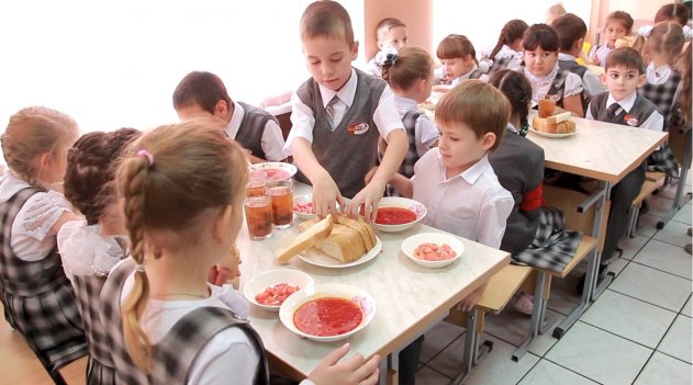 Школьникам в России собираются запретить приносить еду из дома