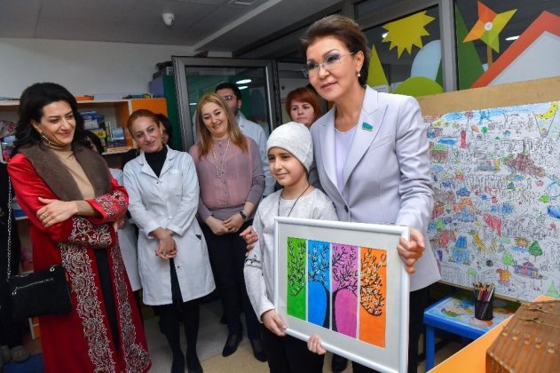 Дочь Назарбаева встретилась с онкобольными детьми в Ереване