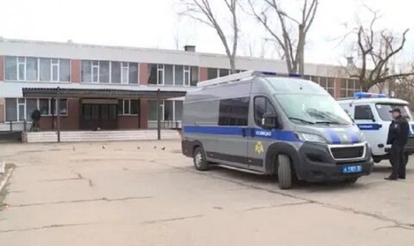«Минеры» сорвали уроки в школе Керчи: Учащихся эвакуировали из-за «бомбы»