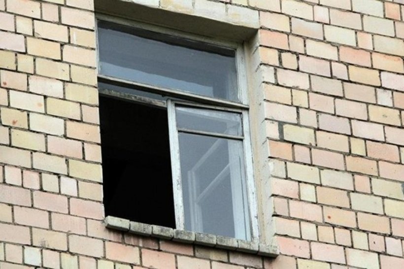 В Саратове мать выбросила детей в окно четвертого этажа