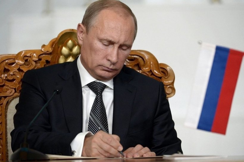 Путин предложил госслужащим служить своей стране бессрочно