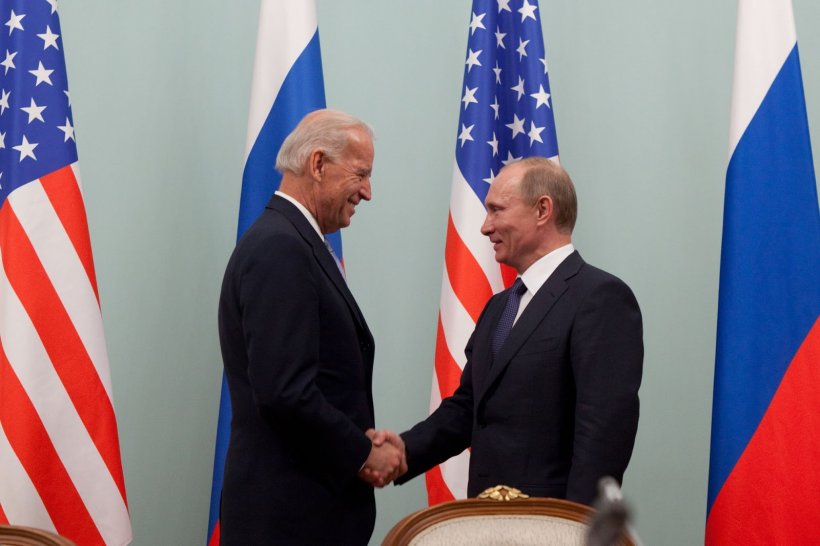 Путин поздравил Байдена с вступлением на должность президента США