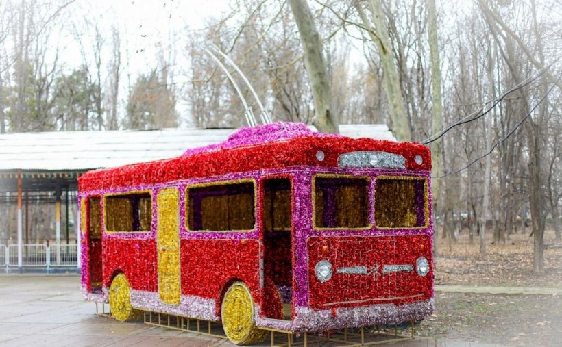 Светящийся новогодний троллейбус поехал в Гагаринский парк