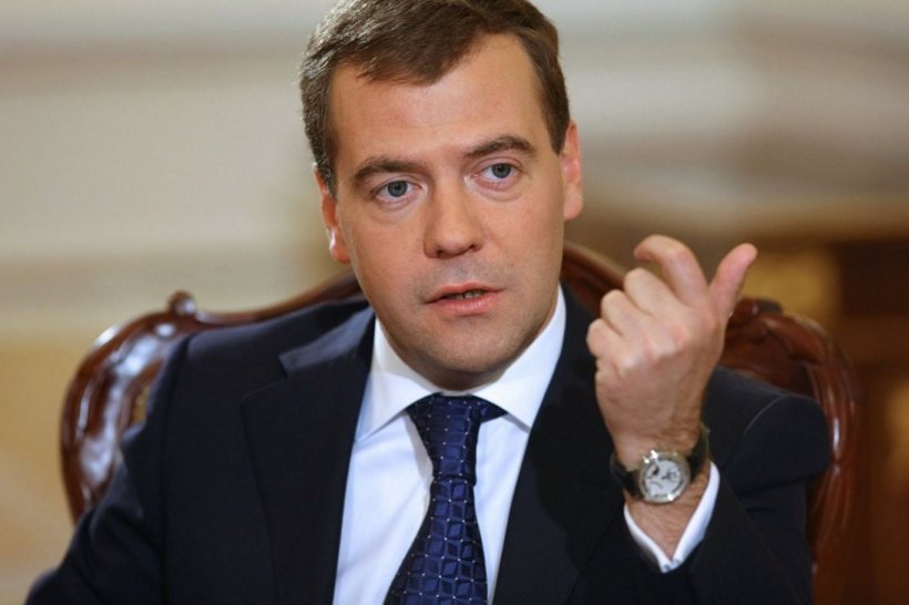 Медведев призвал постепенно переходить на формат четырехдневной рабочей нед ...
