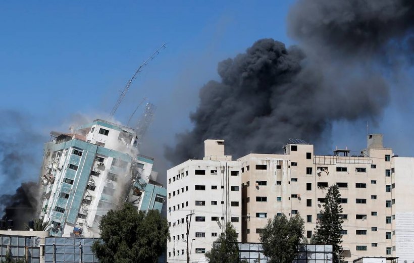 Ракеты Израиля разрушили 11-этажное здание в Газе, где располагались СМИ