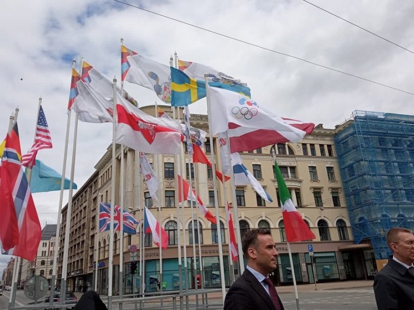 В Риге сняли флаги России и Беларуси и заменили символикой ОКР