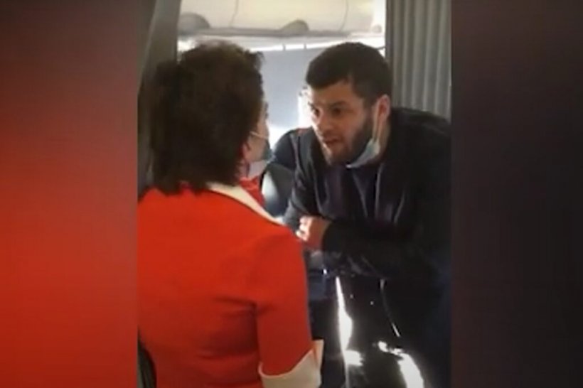 Россиянин, отругавший стюардессу, устроил беспорядки на борту самолета