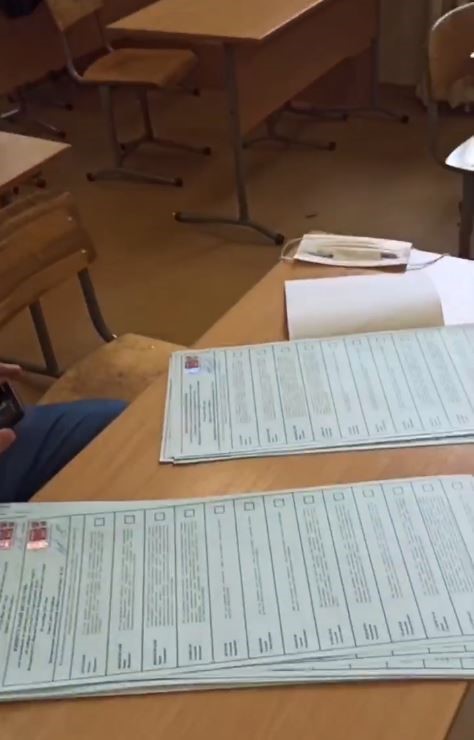 Члены УИК 1626 в Петроградском районе штампуют бюллетени прямо во время выборов