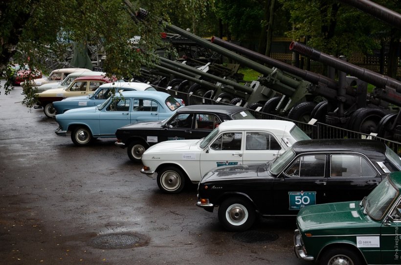 Финал гонки на ретроавтомобилях, приуроченный к 80-летию обороны Москвы, прошел в столице