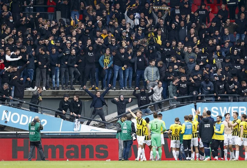 ЧП в Нидерландах: обрушился балкон с футбольными болельщиками 