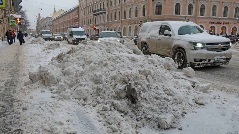 Коммунальные службы Петербурга экстренно нуждаются в дворниках для уборки снега