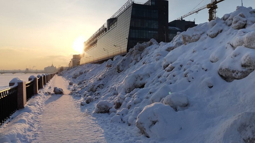 Снежный «хребет Беглова» вывозят с Петроградской набережной