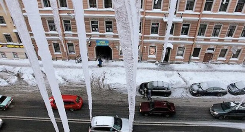 Петербуржцы боятся за жизнь из-за огромных сосулек на крышах в центре города