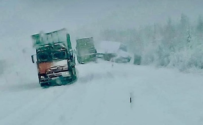 Без еды и топлива: из-за непогоды в Якутии застряла колонна грузовиков