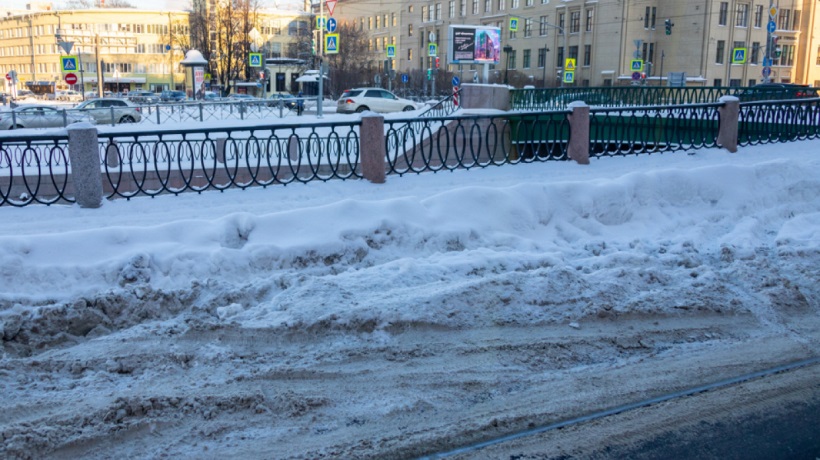 Последнее воскресенье года встретило петербуржцев гололедом и снегом