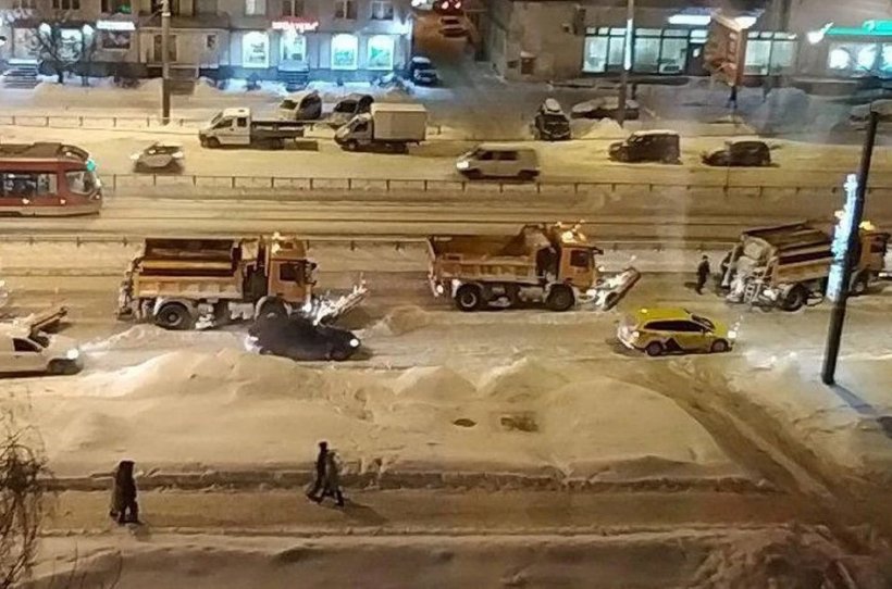 Осадки 4 декабря осложнили ситуацию на дорогах Петербурга