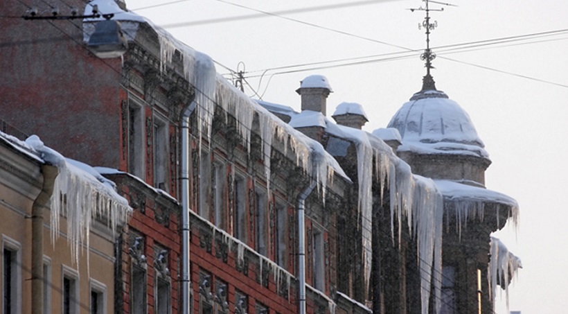 Петербургские коммунальщики не соблюдают правила безопасности при чистке крыш от снега