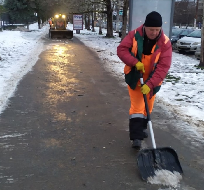 Симферопольские службы продолжают круглосуточную уборку снега 