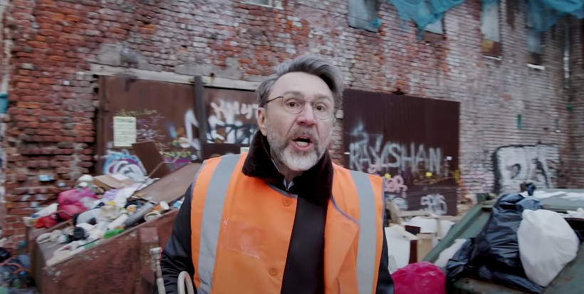 В Петербурге коммунальщики до сих пор не убрали мусор на месте съёмки клипа Шнурова «Пока так»