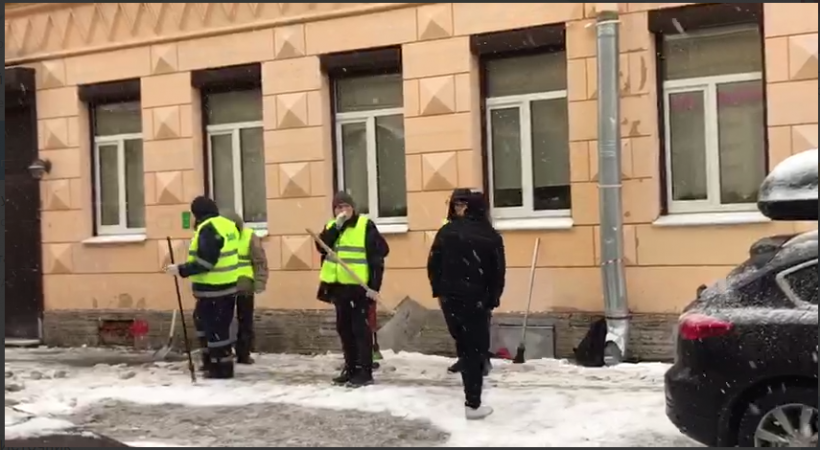 Строители ЛСР под угрозой увольнения вынуждены убирать улицы Петербурга от снега