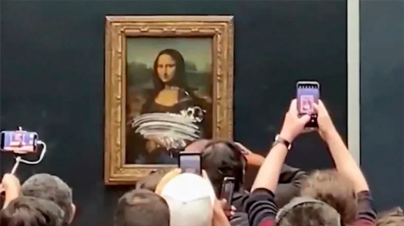 В Лувре мужчина разукрасил картину «Мона Лиза» куском торта