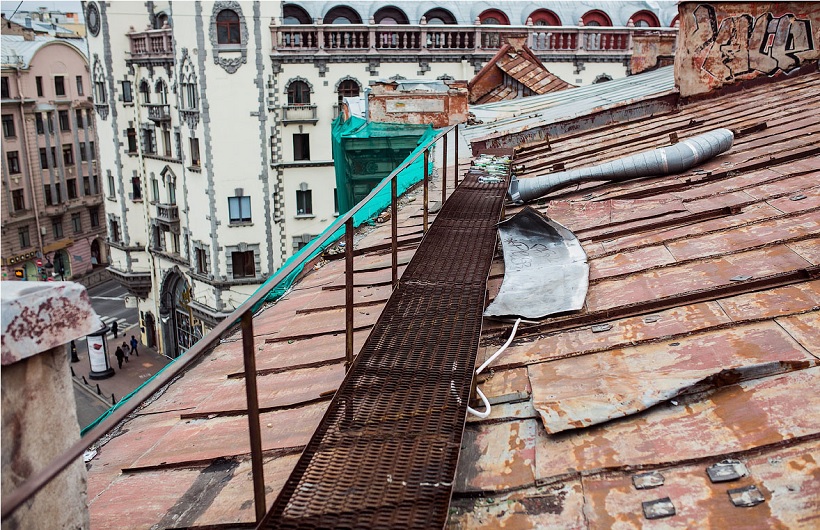 Более 130 крыш в Петербурге остались без ремонта в текущем году