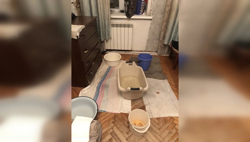 Мундеп Киселев раскритиковал чиновников за неспособность починить блокаднику крышу дома 