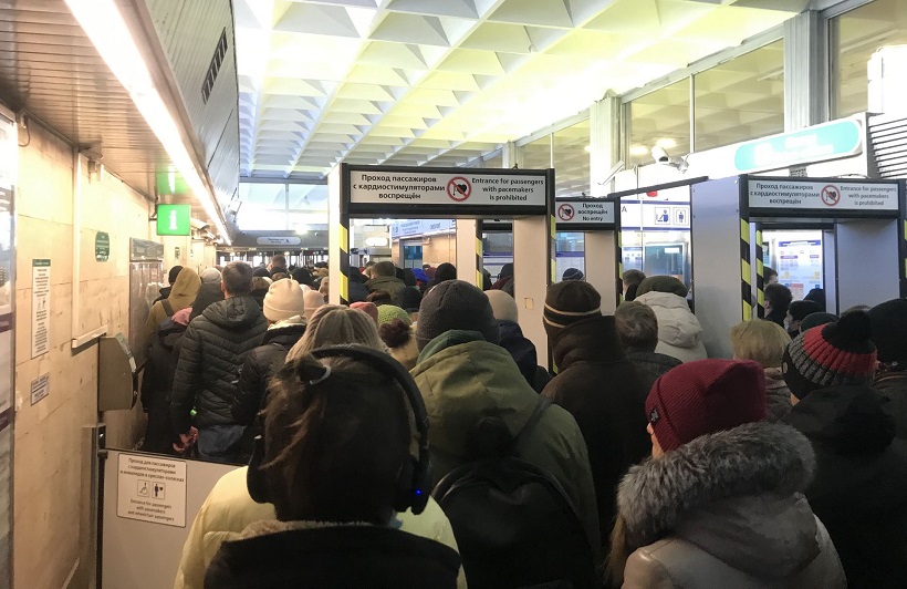 Устаревшие турникеты способствуют образованию пробок на входе в метро Петербурга