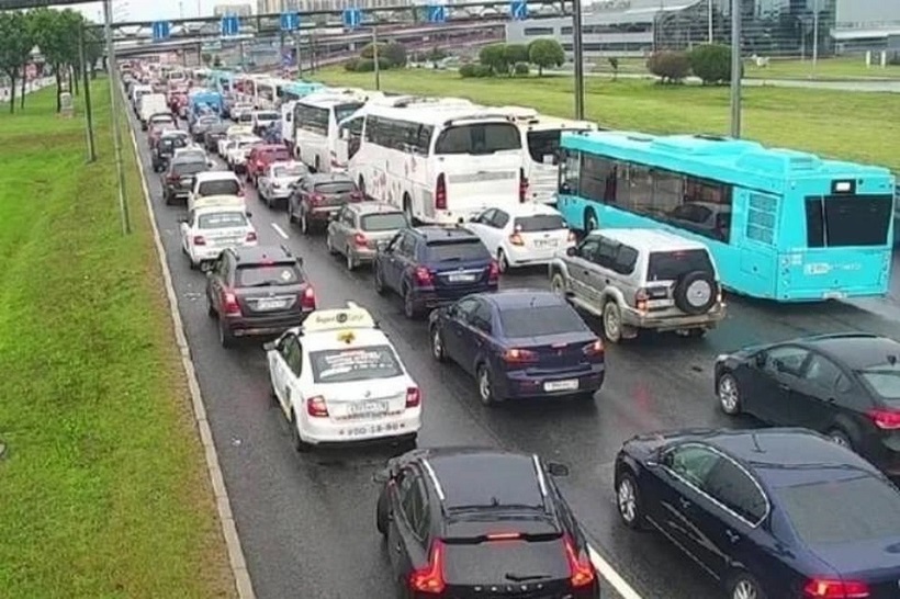 Километровые пробки на пути в аэропорт будут раздражать петербуржцев  еще полтора месяца 