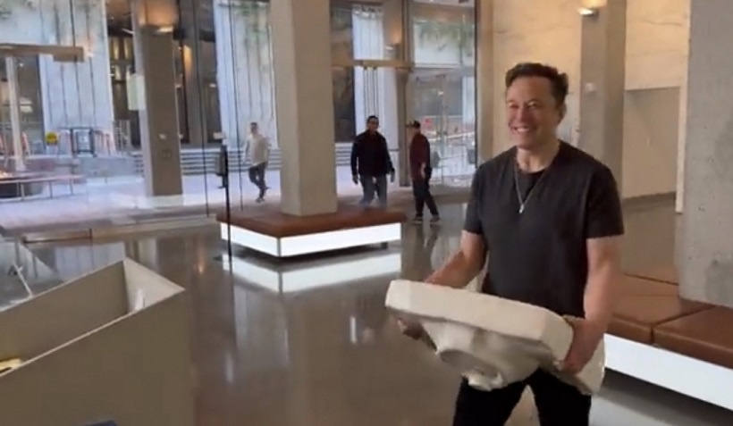 Илон Маск приехал в офис Twitter со своей раковиной