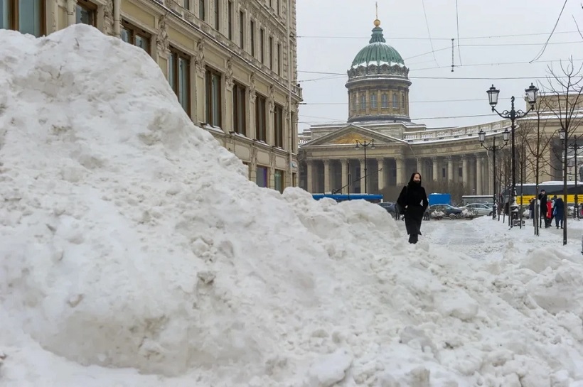 Ответственный за мусорный и снежный коллапсы Анатолий Повелий может быть связан с освоением бюджета Петербурга