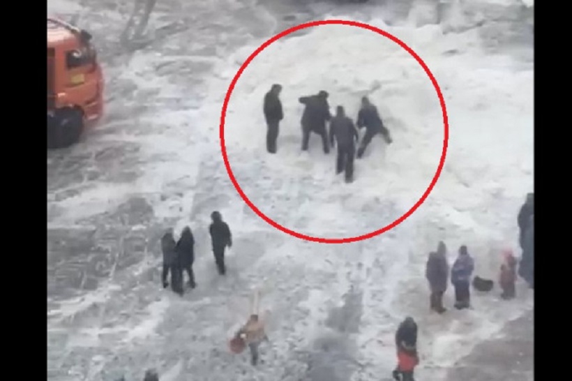 В Гатчинском районе коммунальщики засыпали ребенка снегом