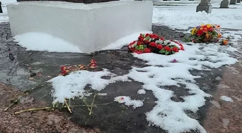 Петербургские кладбища засыпало снегом, но власти не хотят принять меры даже перед 80-летием прорыва блокады