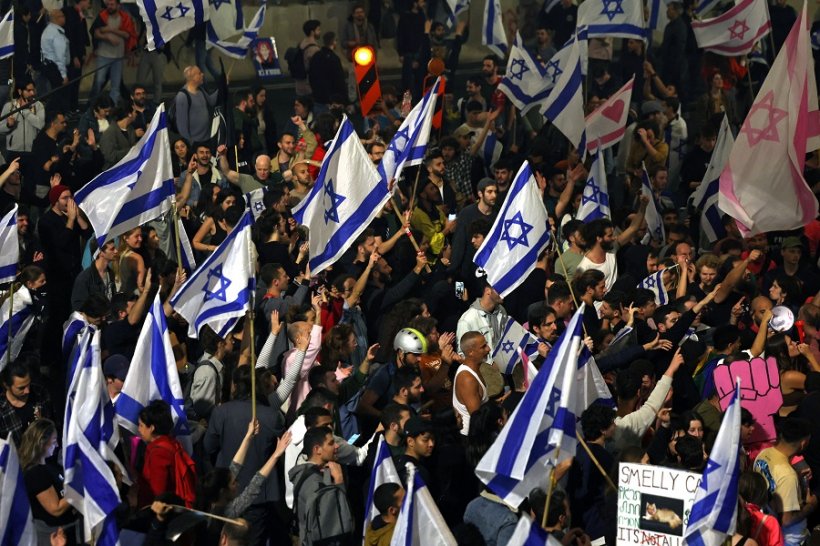 На протесты в Израиле вышли тысячи сторонников министра обороны 