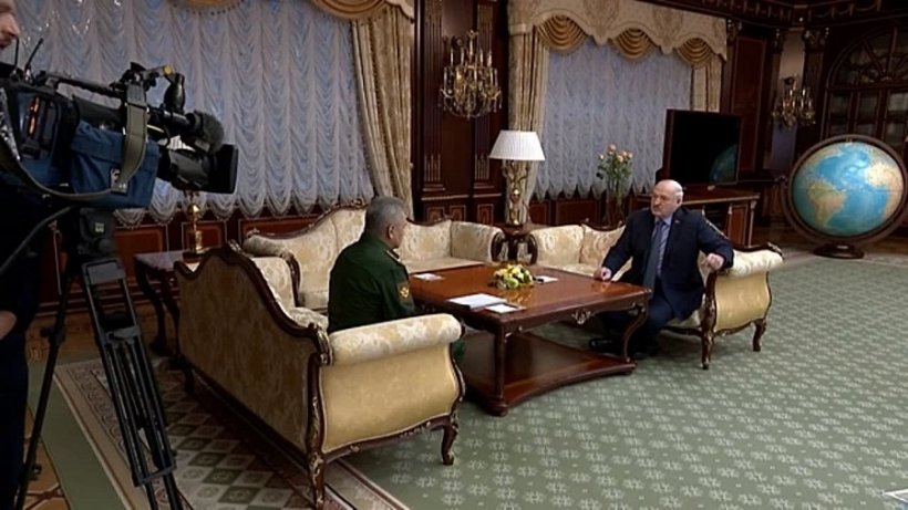 Лукашенко попросил Россию о защите в случае агрессии