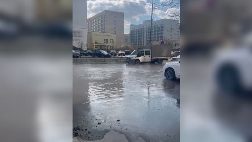 Прорвавшаяся труба в Петербурге затопила кипятком дорогу и машины