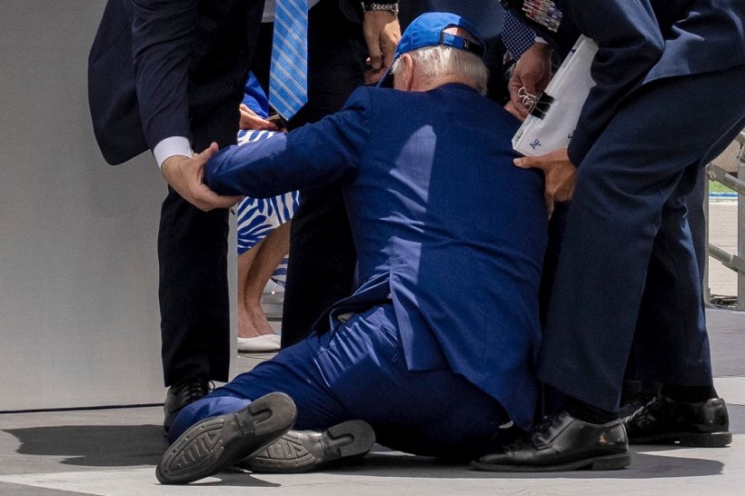 80-летний Джо Байден рухнул на церемонии и больно ударился головой