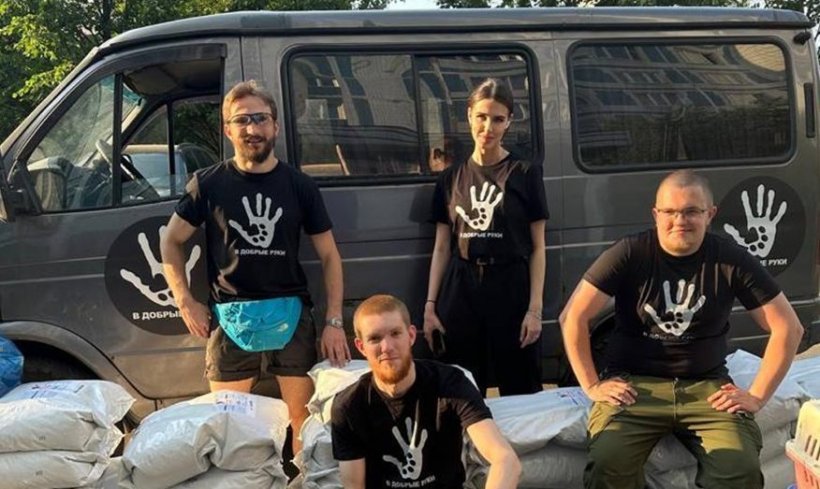 Полтонны корма для брошенных домашних животных отвезли в Мариуполь волонтеры из Москвы