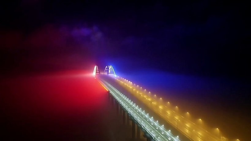 Из-за воздушной тревоги Крымский мост закрыли. Движение уже восстановлено