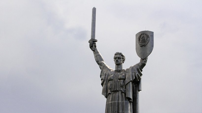 На монументе «Родина-мать» в Киеве установили трезубец