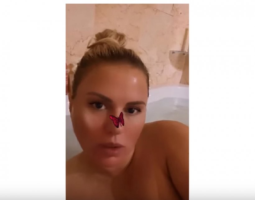 Голая Анна Семенович поделилась селфи из ванной